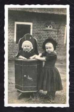 Postcard “Liselotje op het toilet