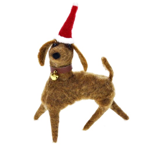 Lief hondje bruin met kerstmuts vilt 16,5×5,5×15 cm.