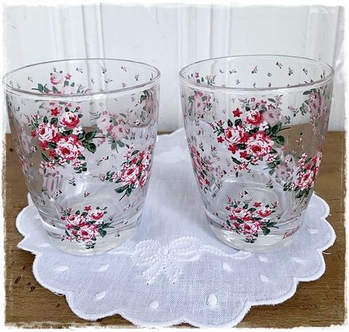 Glas met lieve roze roosjes 9 cm.hoog