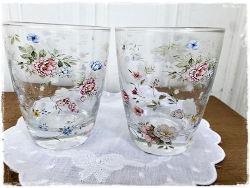 Glas met lieve roze roosjes en vergeetmenietjes 9 cm.hoog